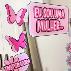 Decoração com borboletas e frase inspiradora para mulheres.
