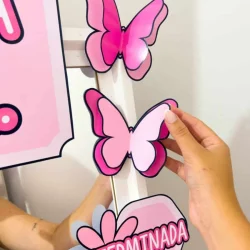 Borboletas decorativas de papel em tons de rosa e roxo.