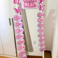 Espelho decorativo com afirmações positivas para mulheres.
