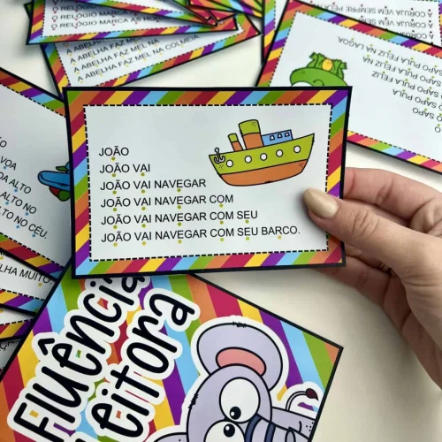 Cartão de atividade de leitura com barco e texto para crianças.