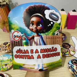 Personagem infantil com balão educativo sobre combate à dengue.