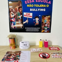Cartaz educativo sobre combate ao bullying escolar.