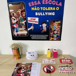 Cartaz de campanha contra bullying com crianças e mensagens de respeito.