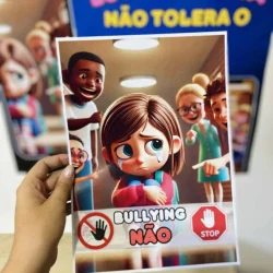 Cartaz de combate ao bullying com personagem triste e símbolo de parada.