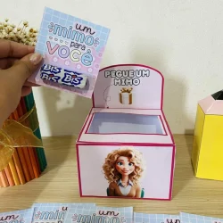 Caixa de presente rosa com personagem animada e mensagem de incentivo.