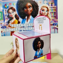 Caixa de doações com personagem de desenho animado e mensagem de incentivo.