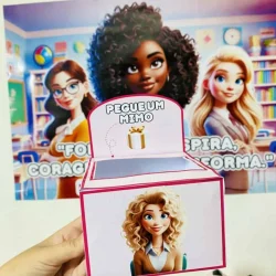Brinquedo de papelão com personagem de desenho animado.