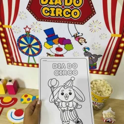 Criança segurando desenho para colorir do Dia do Circo.