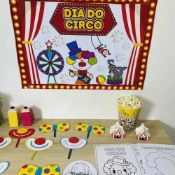 Decoração de circo com balões, chapéu de palhaço e atividades educativas.