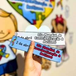 Cartões com mensagens sobre o Dia Mundial de Conscientização do Autismo.