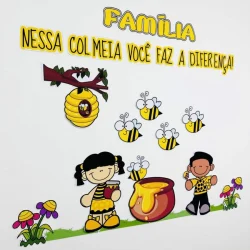 Painel com crianças, abelhas e mensagem de incentivo à família.