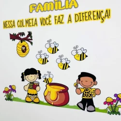 Ilustração de uma família com abelhas e colmeia, tema de reunião escolar.