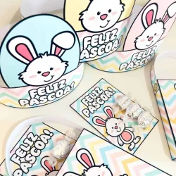 Ovos de Páscoa decorados com coelhinhos e mensagem de Feliz Páscoa.