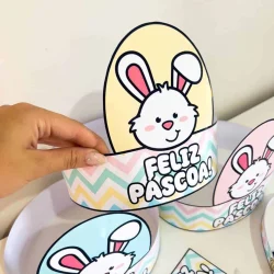 Ovos de Páscoa decorados com coelhinhos e mensagem de Feliz Páscoa.