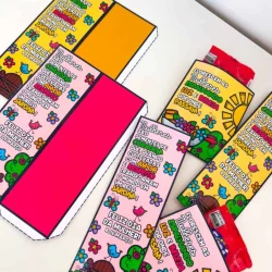 Lembrancinhas coloridas para o Dia da Mulher com detalhes florais e desenhos.