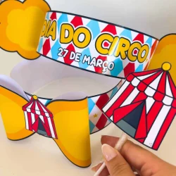 Lembrancinha de circo com chapéu e cartaz comemorativo.