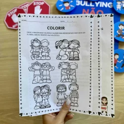 Atividade de colorir sobre bullying para crianças na escola.
