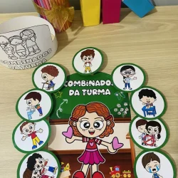 Luva com personagens infantis para atividades educativas e lúdicas.