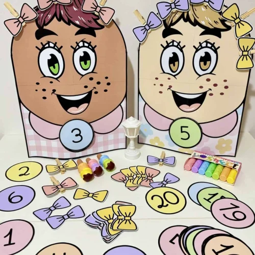 Luva da Contagem com personagens de rosto sorridente e acessórios coloridos.
