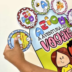Luva gigante com letras e figuras de animais para ensinar vogais às crianças.