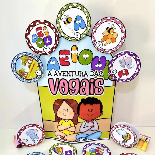 Luva gigante com personagens e vogais para atividades educativas.