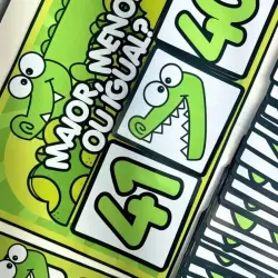 Jogo de cartas com crocodilos e números para ensino de comparação.