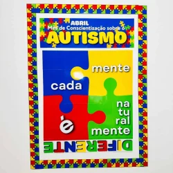 Mural colorido sobre autismo com peças de quebra-cabeça e palavras-chave.