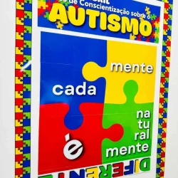 Mural colorido com peças de quebra-cabeça sobre autismo e conscientização.