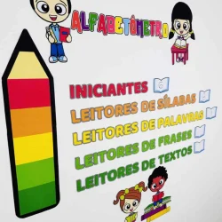 Painel Alfabetômetro com personagens infantis e cores vibrantes.