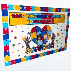 Painel com peças de quebra-cabeça coloridas e mensagem de amor e inclusão.