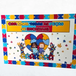 Painel de autismo com peças de quebra-cabeça e crianças felizes.
