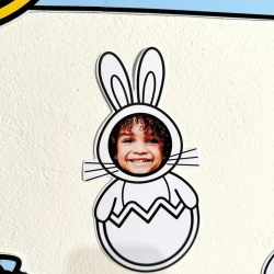Decoração de Páscoa com coelho e ovo de papel para crianças.