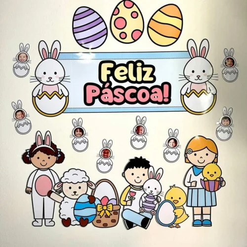 Cartaz de Páscoa com desenhos de ovos, coelhinhos e crianças felizes.
