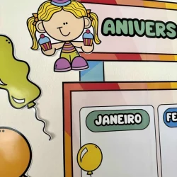 Painel de aniversário infantil com personagem de desenho animado e calendário.