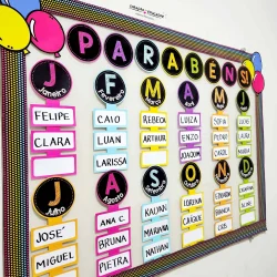 Painel de aniversariantes com nomes coloridos e datas em destaque.