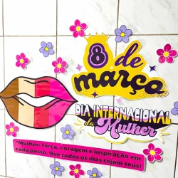 Cartaz comemorativo do Dia da Mulher com elementos coloridos e mensagem inspiradora.