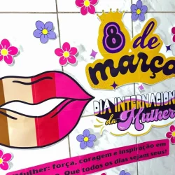 Decoração do Dia da Mulher com tema de 8 de março e flores coloridas.