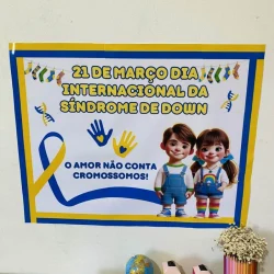 Painel comemorativo do Dia Internacional da Síndrome de Down com crianças e mensagens.