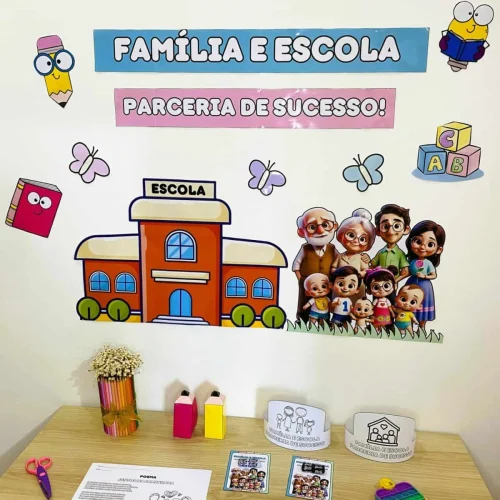 Ilustração de uma escola com uma família e elementos educativos.