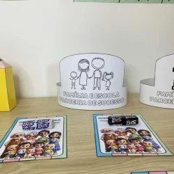 Painel com desenhos de família e escola para evento escolar.