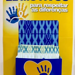 Cartaz com motivos para respeitar diferenças e mãos coloridas.