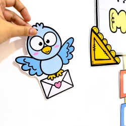 Pássaro de papel com envelope rosa, personagem de desenho animado para atividades educativas.
