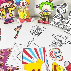 Brinquedos de palhaço coloridos para atividades educativas.