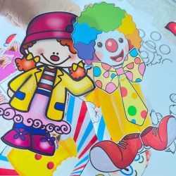 Brinquedo de palhaço colorido com roupas vibrantes e sorriso alegre.
