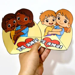 Arte de papel com crianças e mensagem de amor para o Dia das Mães.