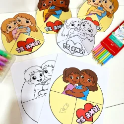 Desenho de duas mães abraçadas com coração e frase "Te Amo" para o Dia das Mães.