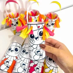 Bonecos de papel coloridos com detalhes de desenhos de criança.