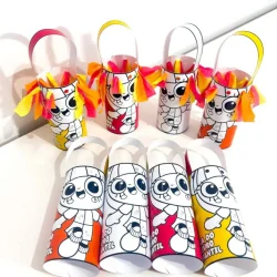 Brinquedos educativos de papel com personagens de Emília e personagens de histórias.