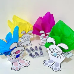 Caixinhas de Páscoa com coelhinhos de papel coloridos e embalagens de papel colorido.