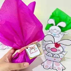 Caixinhas de Páscoa decoradas com coelhinhos de papel colorido.